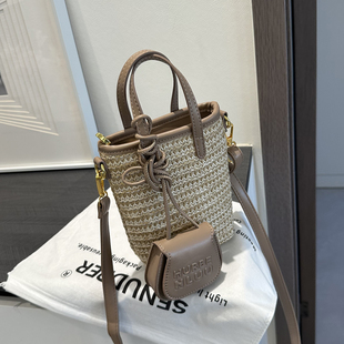 左杏小众设计编织手提水桶包休闲通勤度假风斜挎沙滩包女手机包