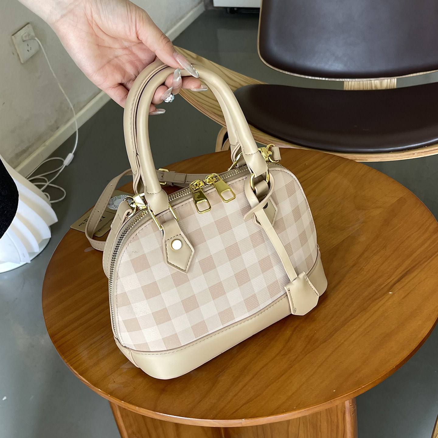 左杏2025新款时尚贝壳包女包秋百搭通勤单肩包大容量新娘包菜篮子