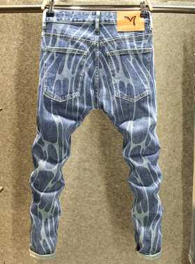 新款蓝色印花牛仔裤男款潮男穿搭修身小脚裤个性烫印时尚百搭长裤