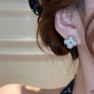 高级感四叶花超闪锆石纯银耳钉2026新款爆款耳环小众轻奢气质耳饰