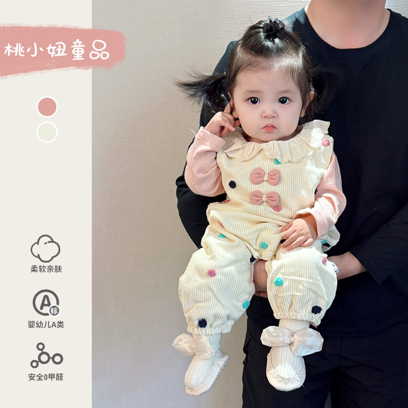 女宝宝套装秋季新款婴幼儿娃娃领打底衫可爱毛球背带裤分体两件套