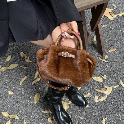 秋冬季爆款毛绒绒包包女2025新款时尚皮带斜挎包毛毛包手提小拎包