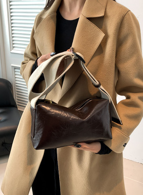 新款日本复古油蜡皮大容量豆腐块小方包宽肩带斜挎包盒子包