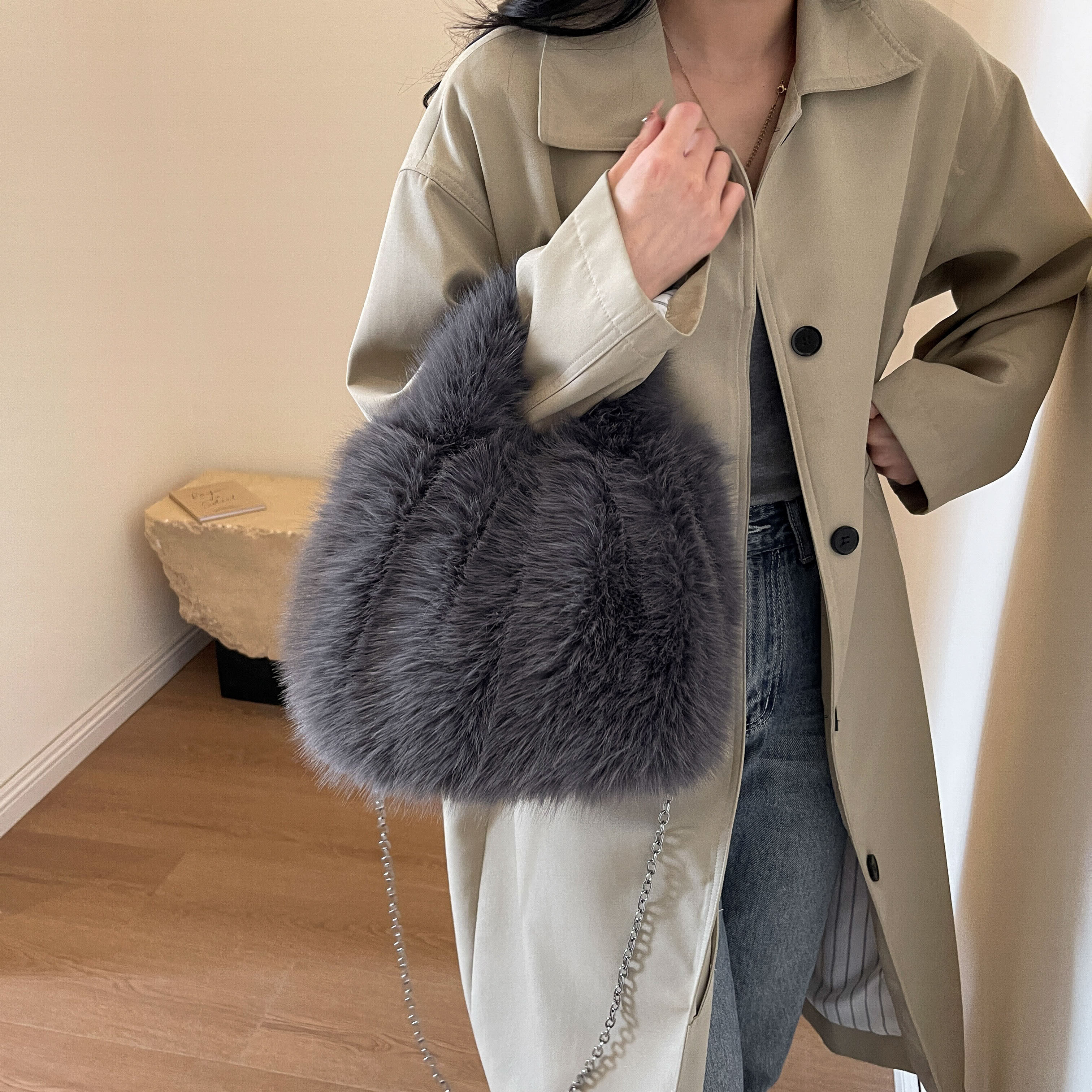 毛绒绒包包女秋冬季百搭2025新款休闲毛毛手提包高级感洋气饺子包