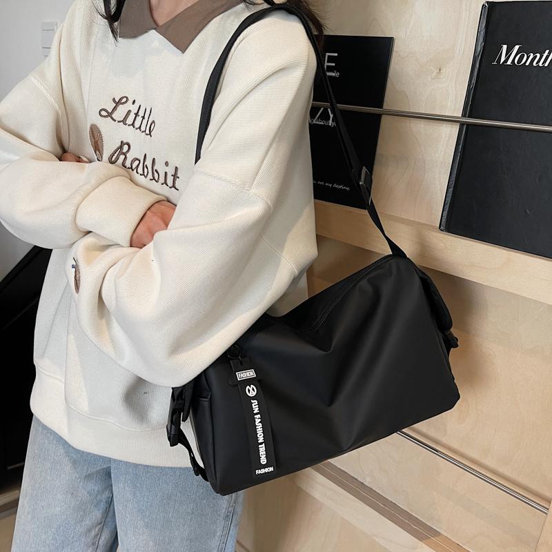 黑色大容量休闲运动斜挎包通勤