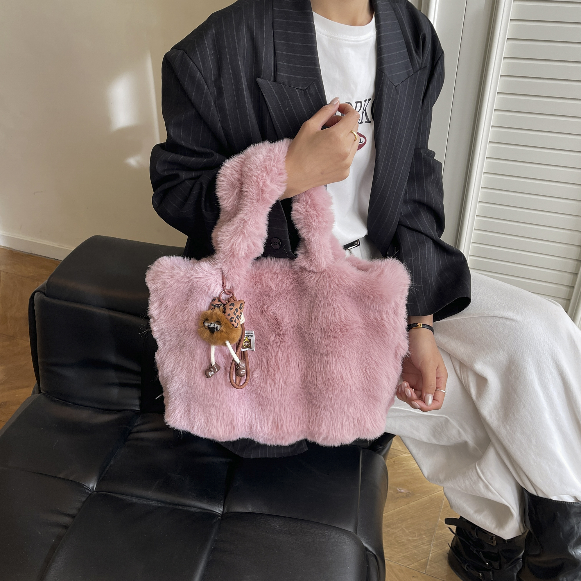 毛毛绒包包女秋冬2025新款外出手拎包百搭甜美少女毛茸手提小方包