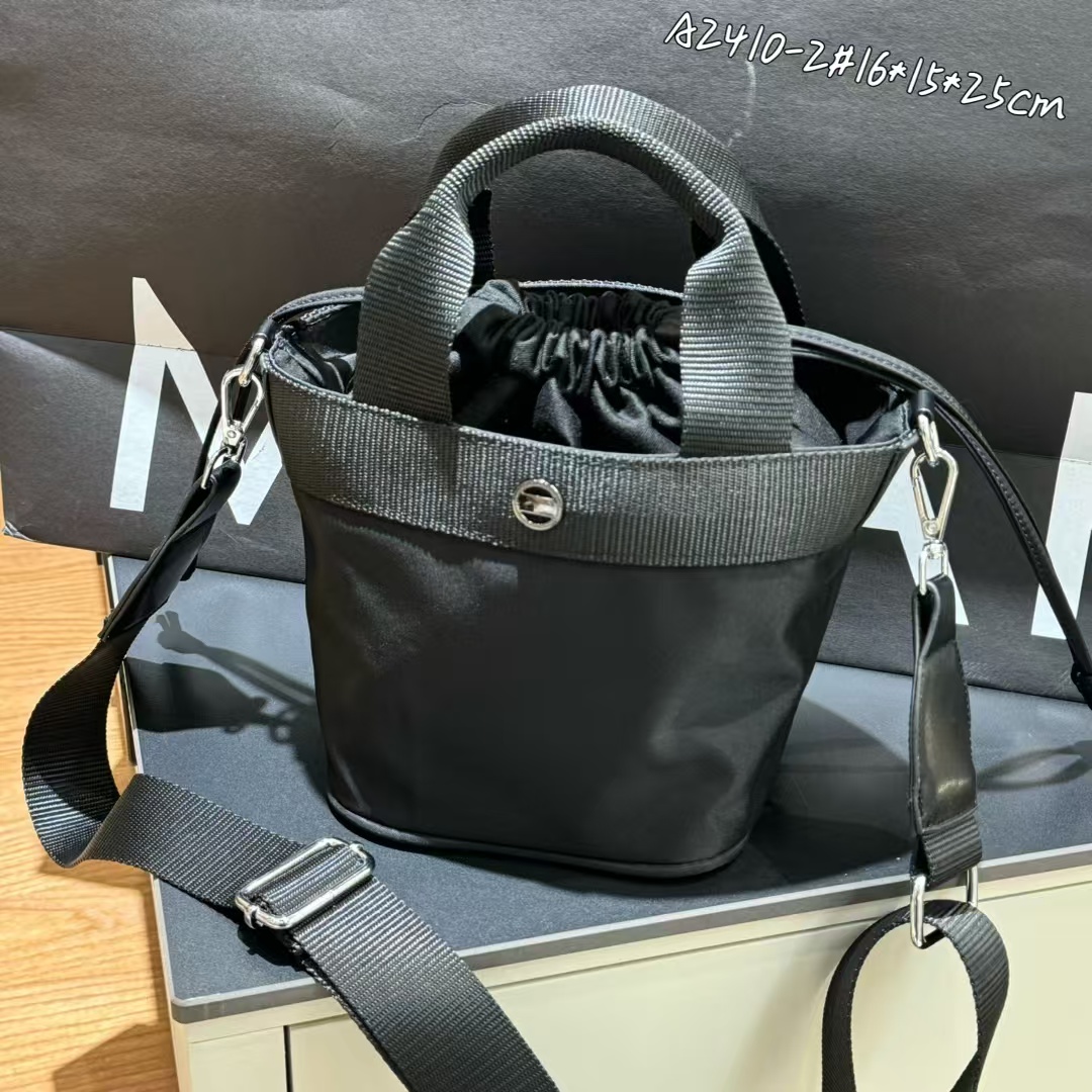 大容量水桶包2025洋气轻便防水高级感牛津布单肩斜挎包8060