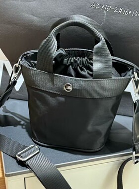 大容量水桶包2025洋气轻便防水高级感牛津布单肩斜挎包8060