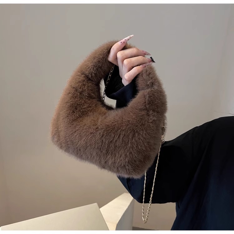 秋冬高级感斜挎小包包女2025新款可爱毛茸茸链条包手提毛绒包纯色