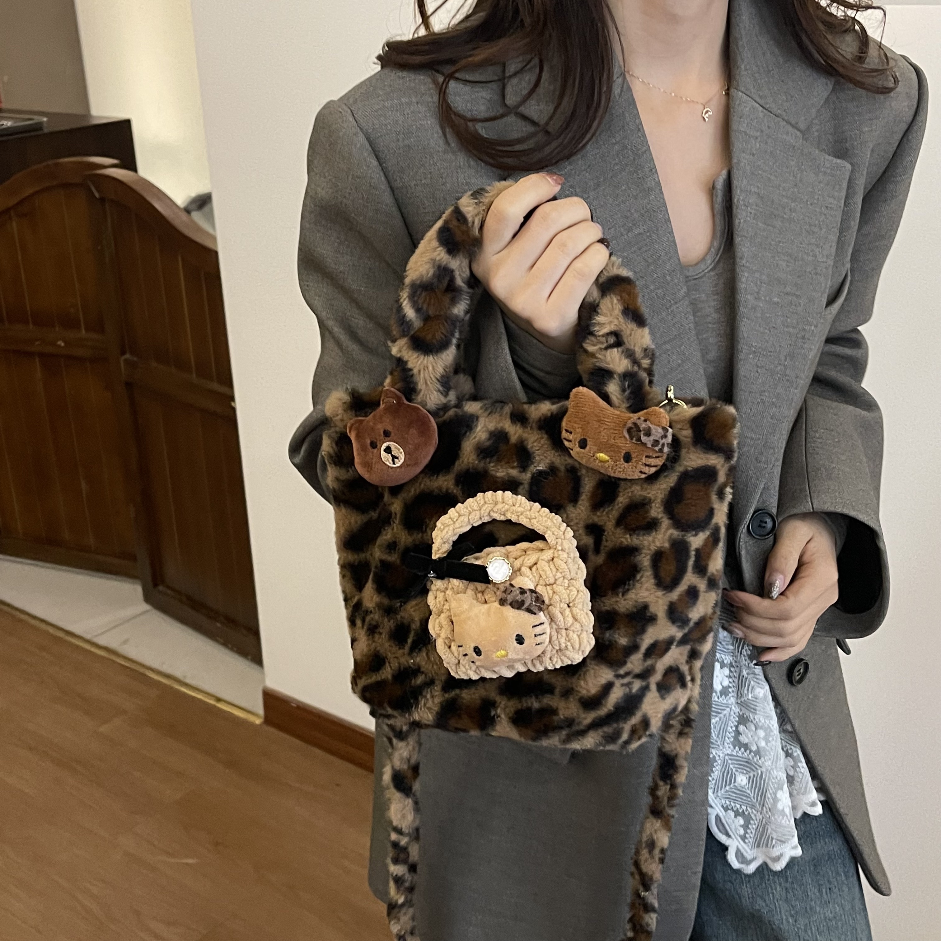 小众精致豹纹手提包包女复古猫咪2025水桶斜挎包百搭毛绒绒单肩包