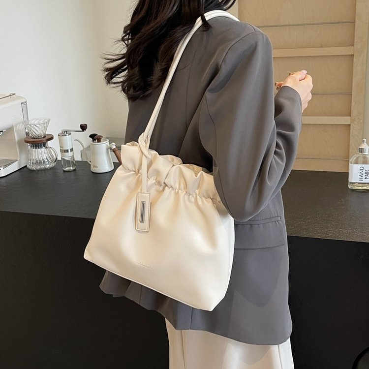 夏天流行包包女士2024新款时尚超火高级感单肩包大容量通勤水桶包