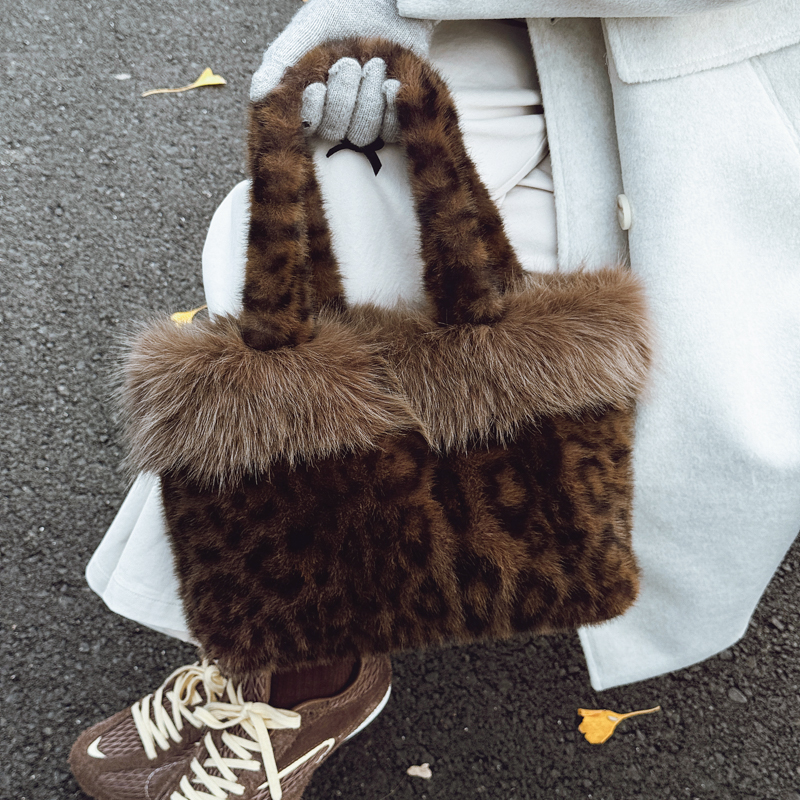 秋冬大容量高级感通勤手提水桶包包女2025新款时尚豹纹毛绒毛毛包