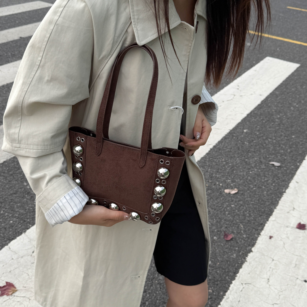 麂皮绒包包女秋冬季2025新款磨砂铆钉手提子母包高级感爆款水桶包