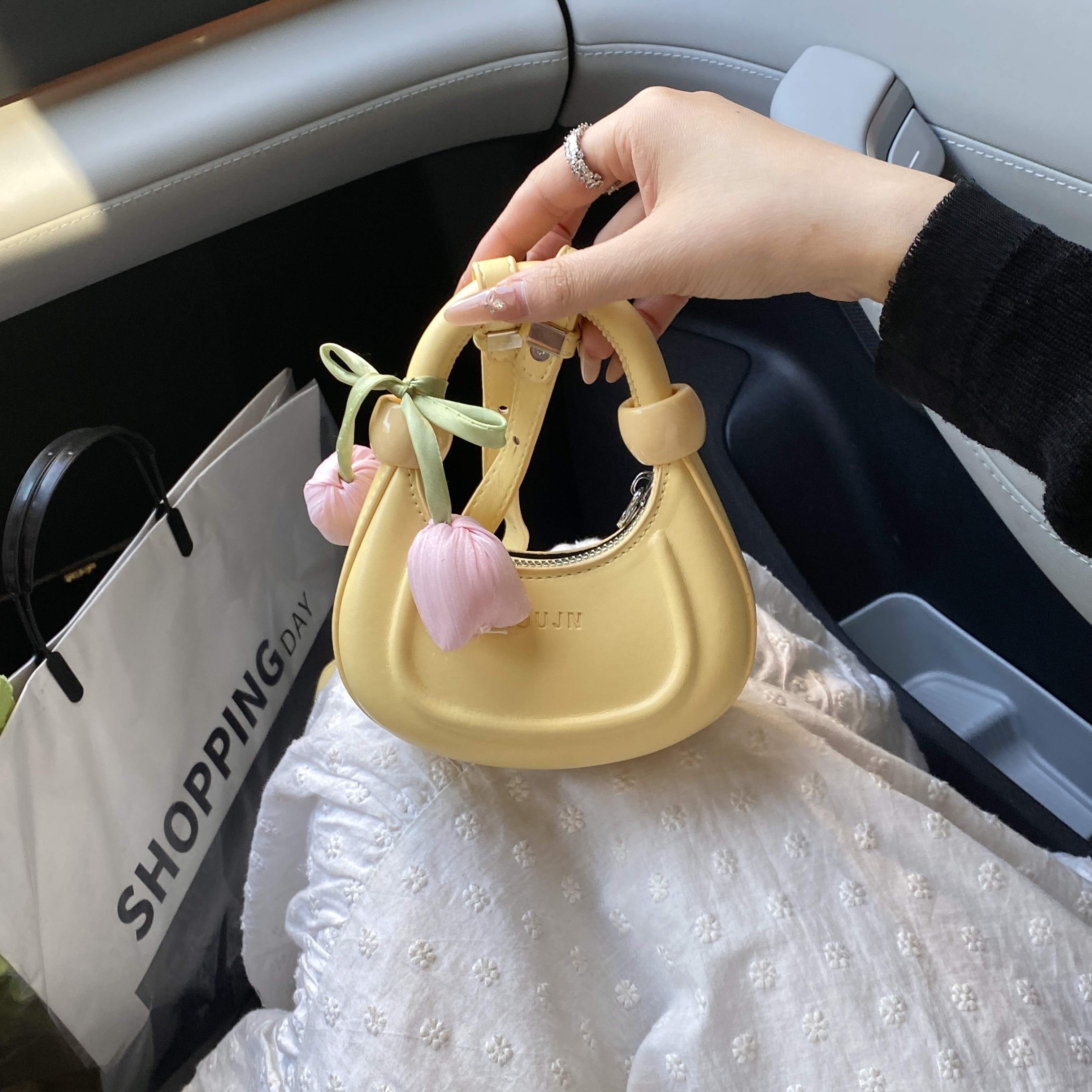 超火手提郁金香女式2025夏新款轻奢小众高级感通勤月牙斜挎小拎包