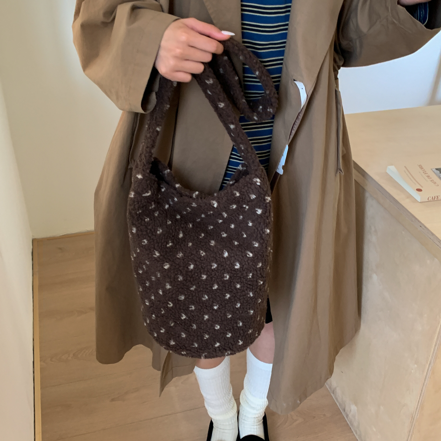 韩版慵懒风波点帆布托特包女2025秋冬新款大容量简约水桶包毛绒包