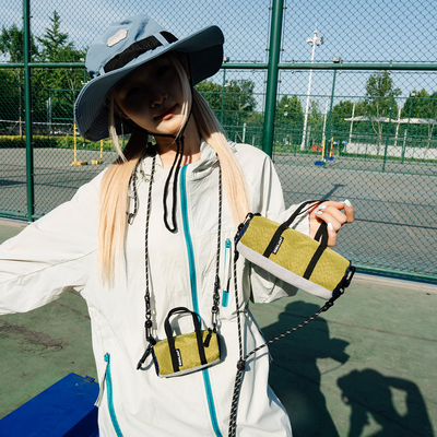 精致小布包高级感轻量化山系斜挎包休闲运动户外弹力绳迷你枕头包