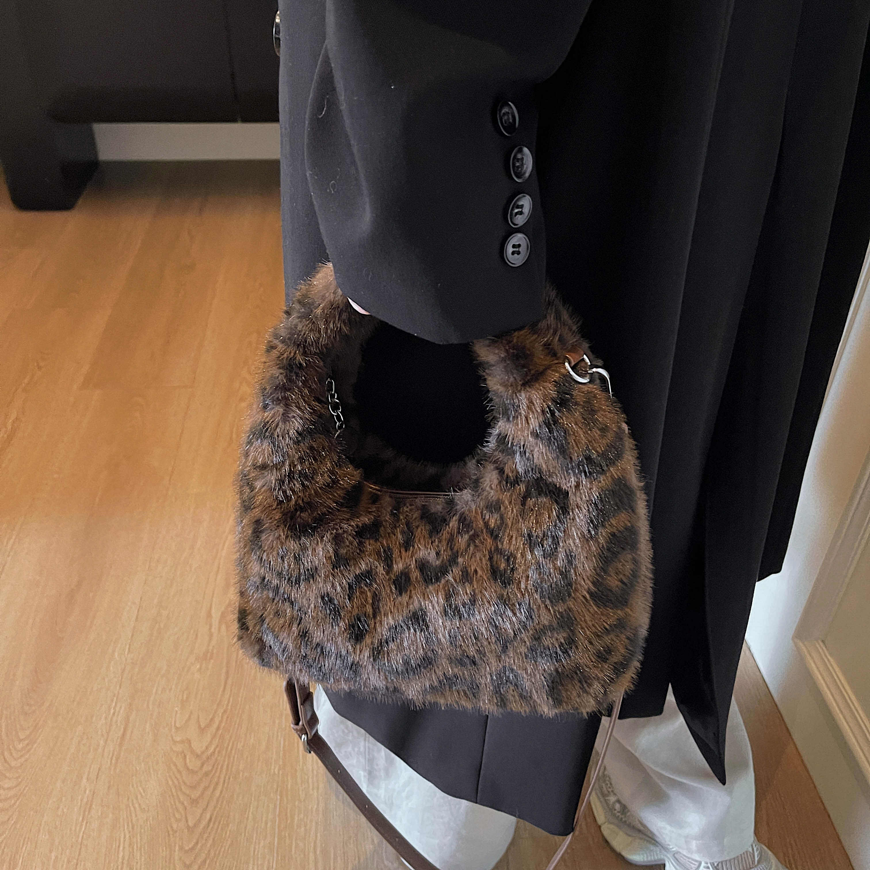 秋冬高级感斜挎小包包女2025新款可爱毛茸茸豹纹包手提毛绒包纯色