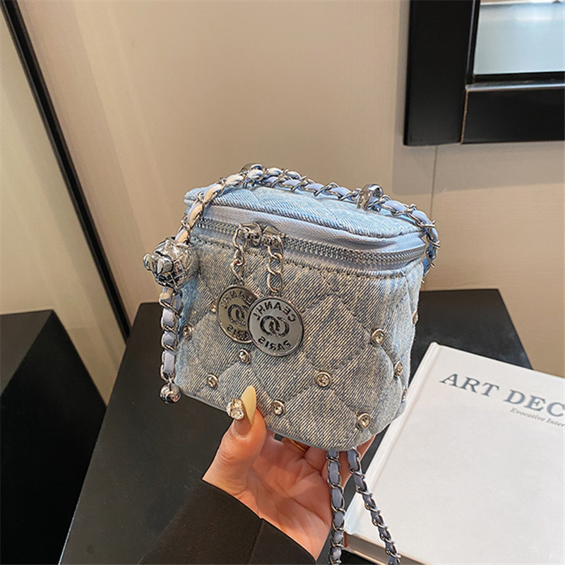 牛仔布包包女式2025新款潮夏天斜挎小包菱格链条水桶包迷你单肩包