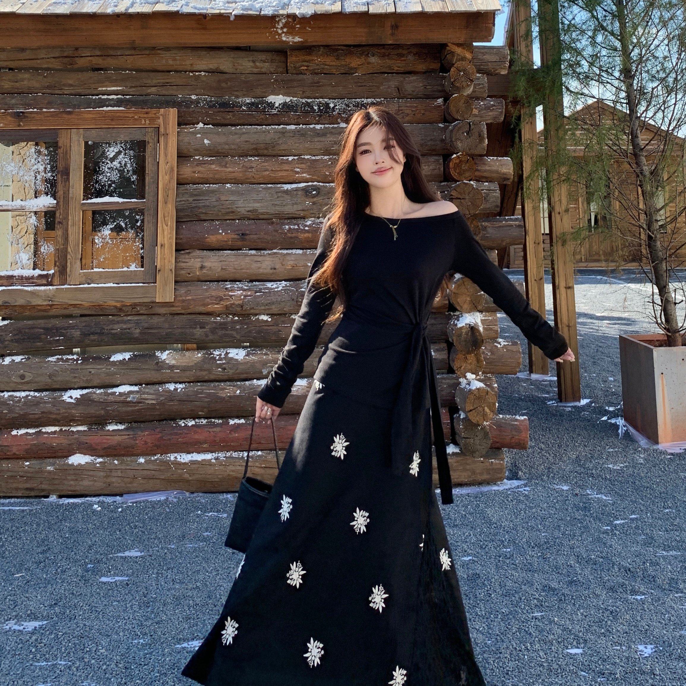 大码女装胖mm韩系慵懒风黑色斜肩针织上衣黑色刺绣蕾丝半身裙套装