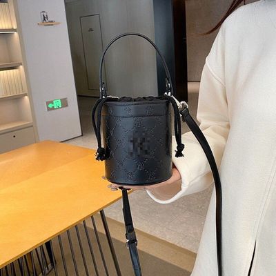 斜挎包小众设计感新款香水包抽绳水桶包女压花复古百搭款肩手提