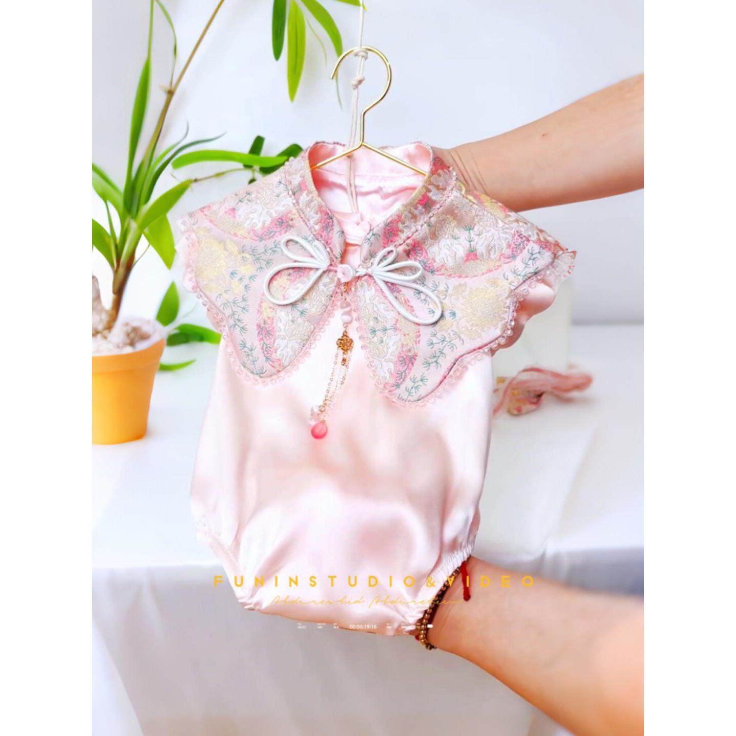 女宝宝2026新中式刺绣蝴蝶结云肩包屁衣周岁百天抓周礼服连身哈衣