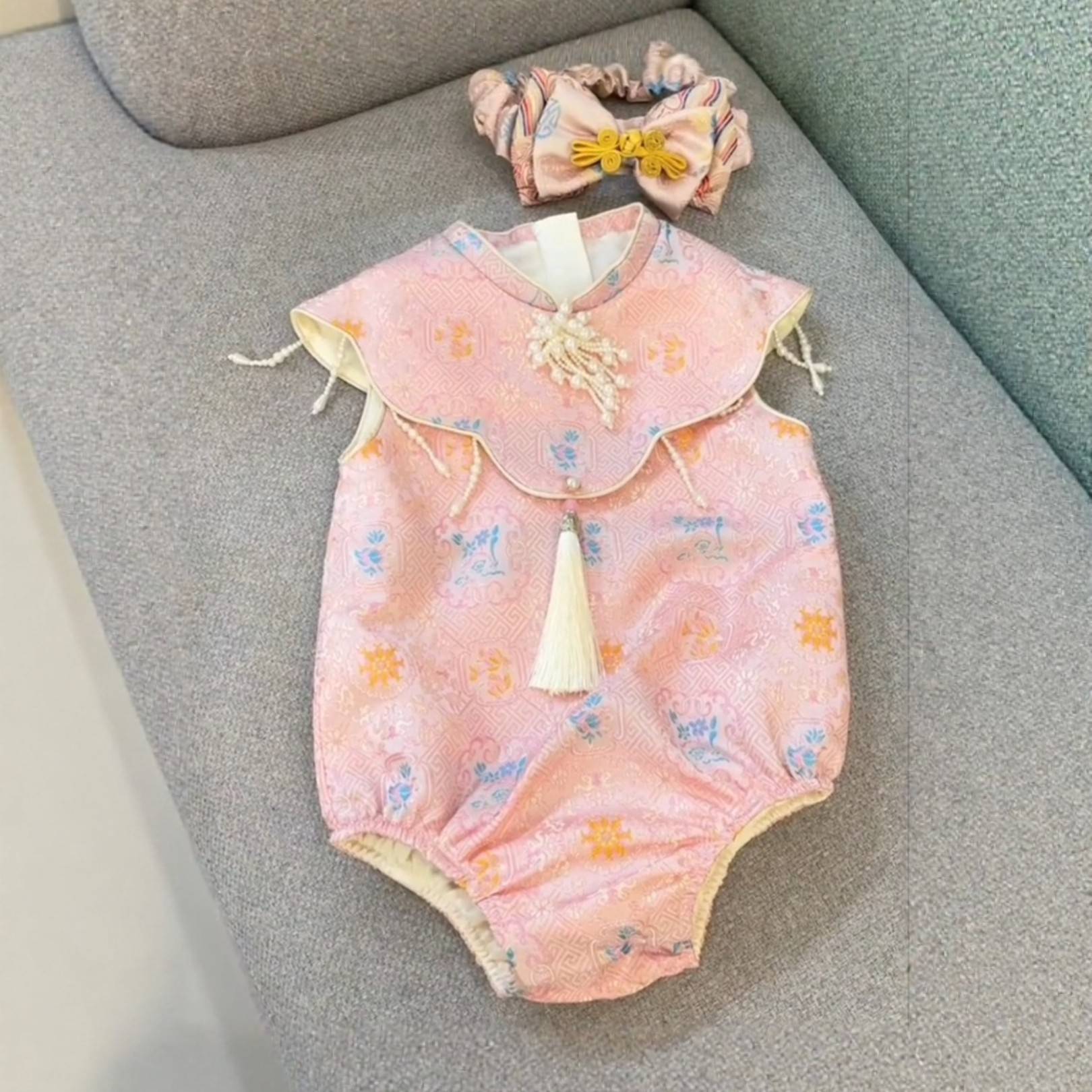 女宝宝中式唐装夏季连身衣粉色花卉珍珠流苏装饰周岁礼服公主爬服