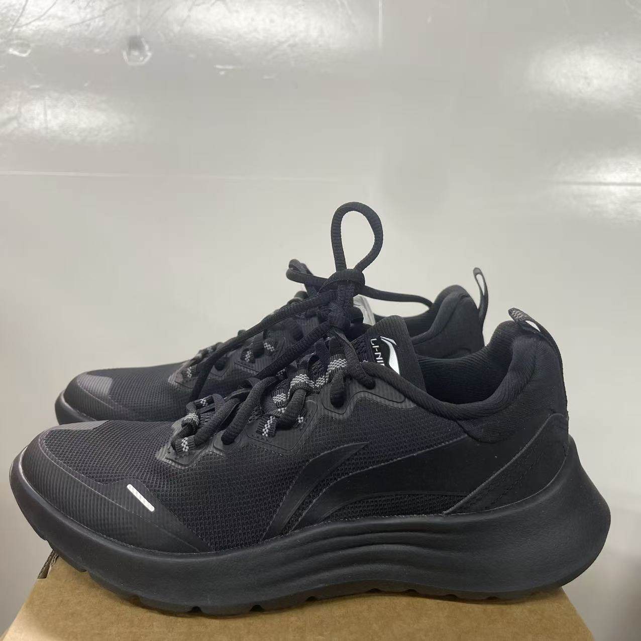 （瑕疵门店样鞋）李宁跑步系列女子透气休闲慢跑鞋ARSU114