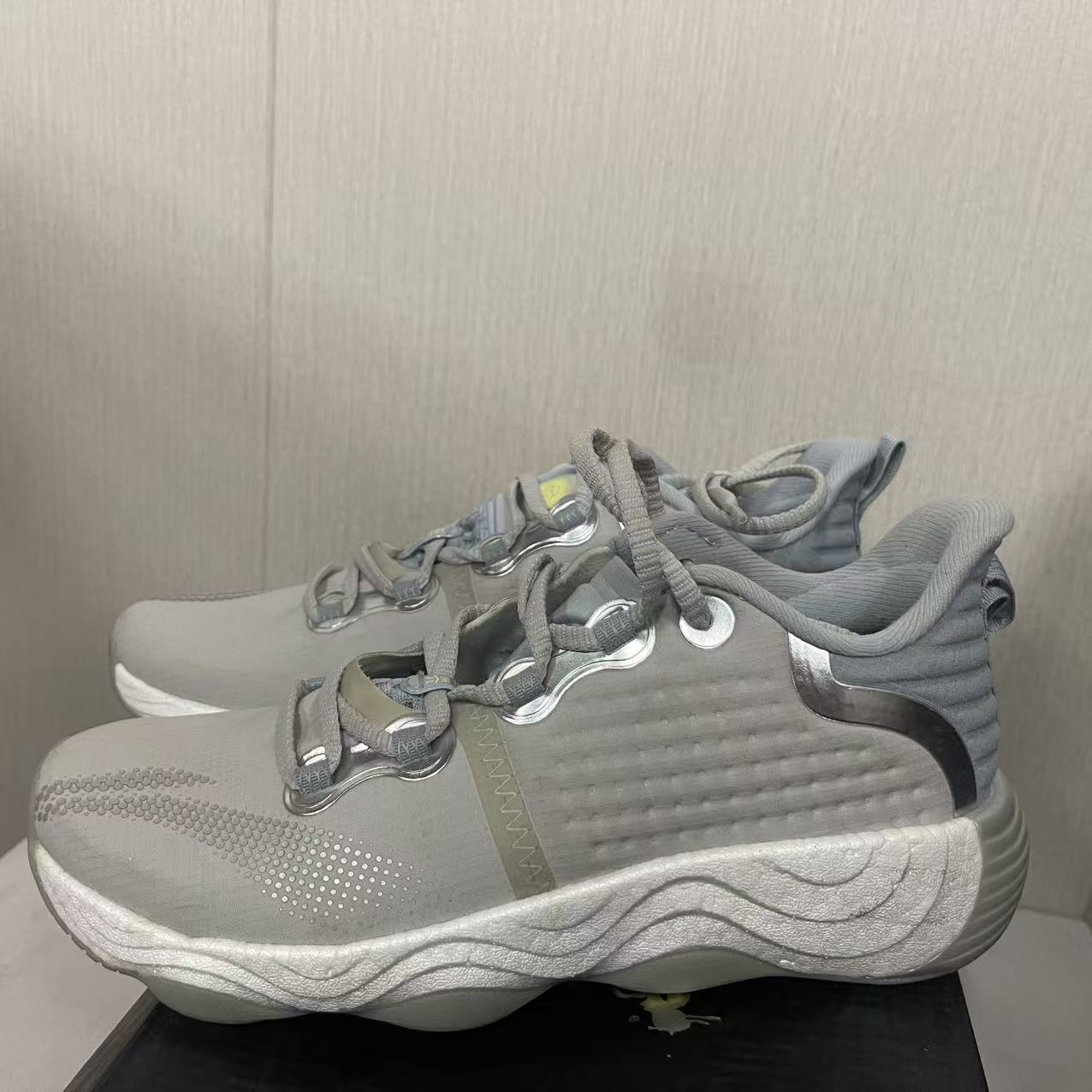 （瑕疵门店样鞋）李宁无界Ⅲ女透气缓震轻量高回弹鞋AFVS004