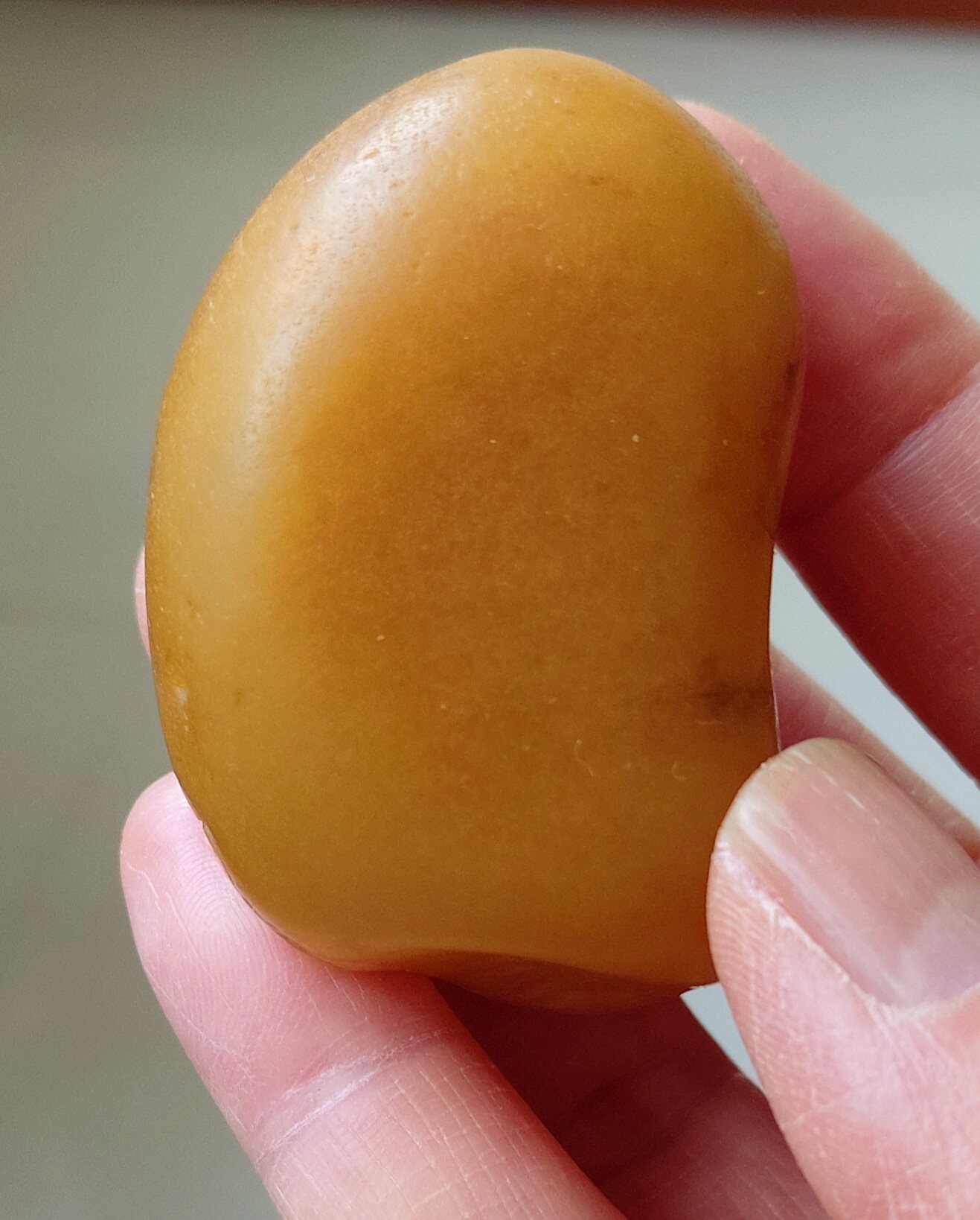 秦岭山黄河奇石：天然玉石籽料黄蜡石，用于雕刻各种摆件饰品。