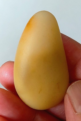 黄河渭河纯天然黄蜡石挂件，石质细腻温润造型好。打眼直接佩戴。