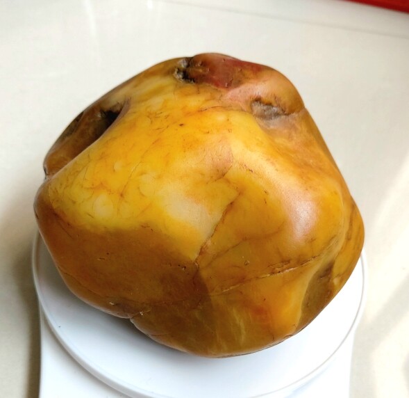 秦岭山黄河纯天然黄蜡石，石质细腻，用于雕刻各种摆件饰品。