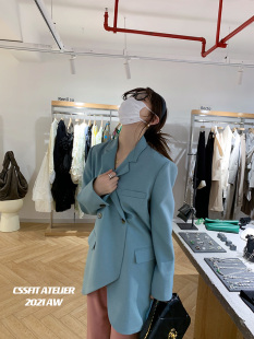 时髦女孩 蒙彼利埃街道 不规则腰带蓝西装 迟伞伞