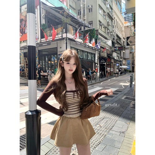 迟伞伞撞色条纹吊带咖色披肩开衫