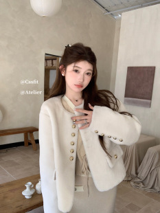 软软糯糯贵气环保初剪羊羔毛小金扣外套女短款 迟伞伞 邂逅初雪