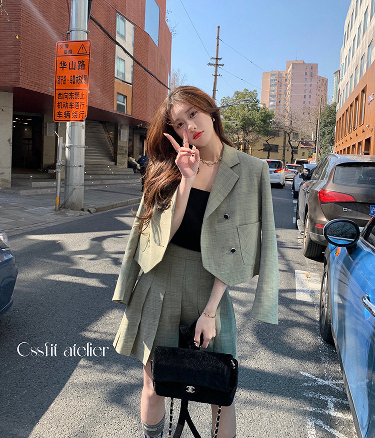 时髦绿格纹短款西装+百褶短裙