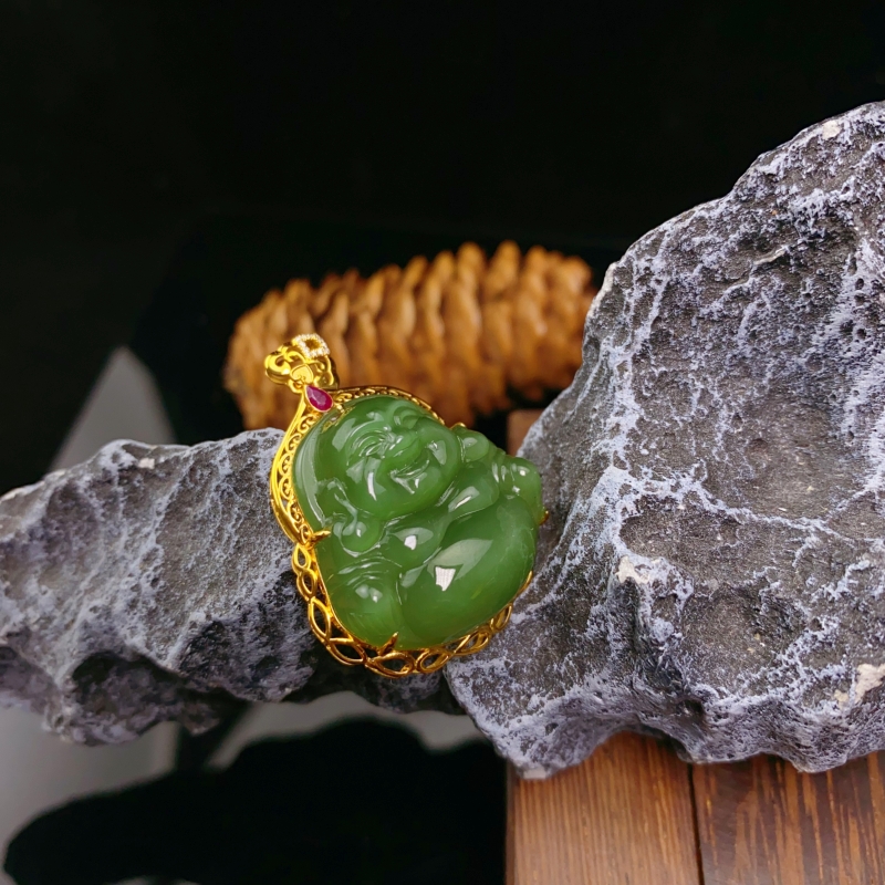 【巧润珠宝】天然和田玉碧玉阳绿猫眼俄料起荧光吊坠18K金镶项链