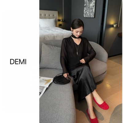 MISS RUILI定制 春季新款清冷感挂脖镂空飘带套头V领罩衫F1769