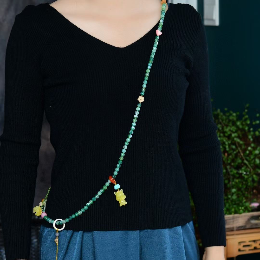 新款原创斜挎链，8mm绿飘花玛瑙搭配檀木招财猫，橡牙果小熊