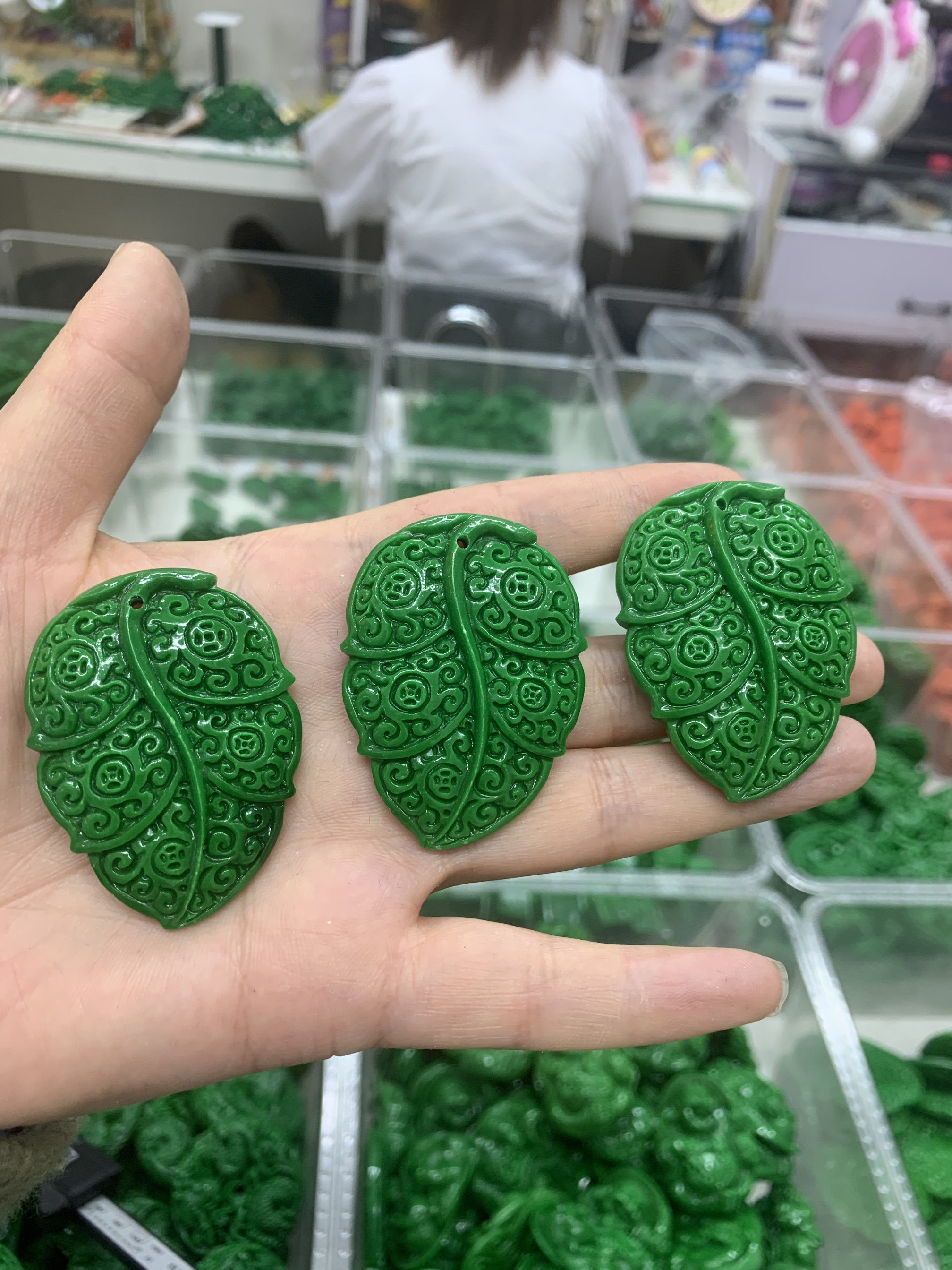 干青叶子牌子花青翡翠吊坠女 天然缅甸A货阳绿雕花玉石挂件项链