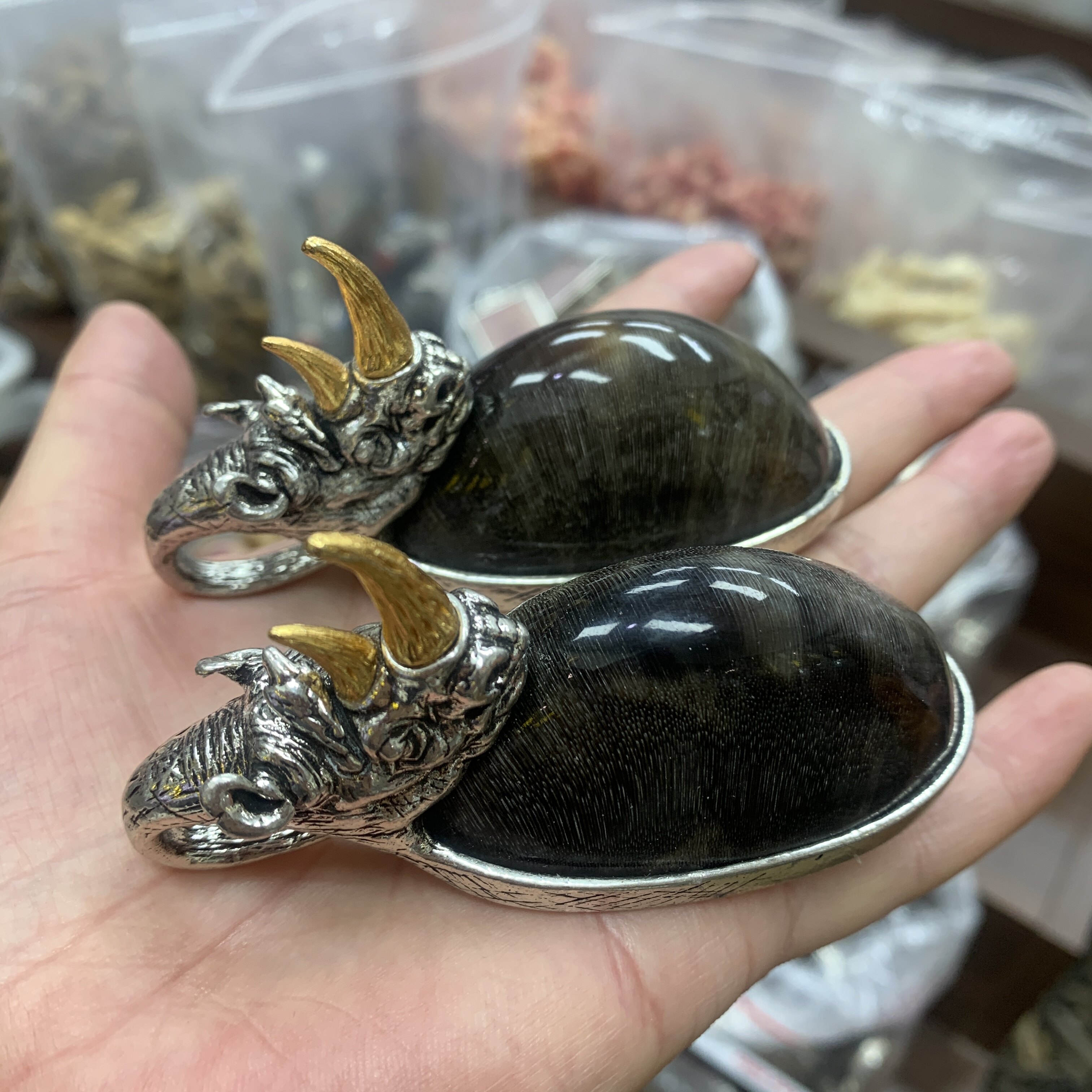 天然牛角吊坠披毛犀吊坠手把件鱼子纹清晰文玩牛气冲天吊坠