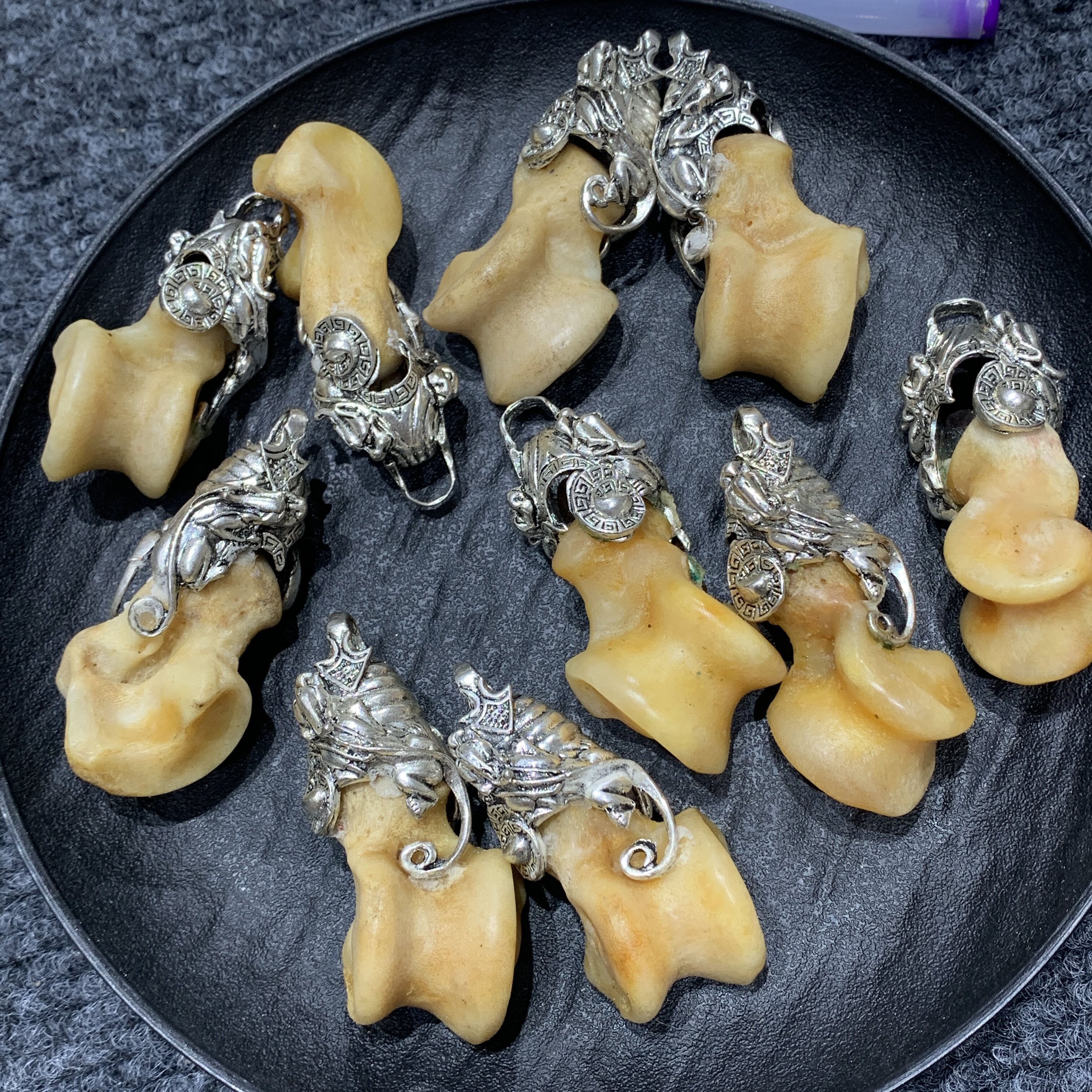 新品驼骨雕刻文玩吊坠佛珠配饰镶嵌挂坠diy毛衣链