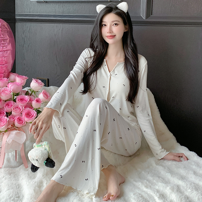 简约风奶白色小个子带胸垫家居服