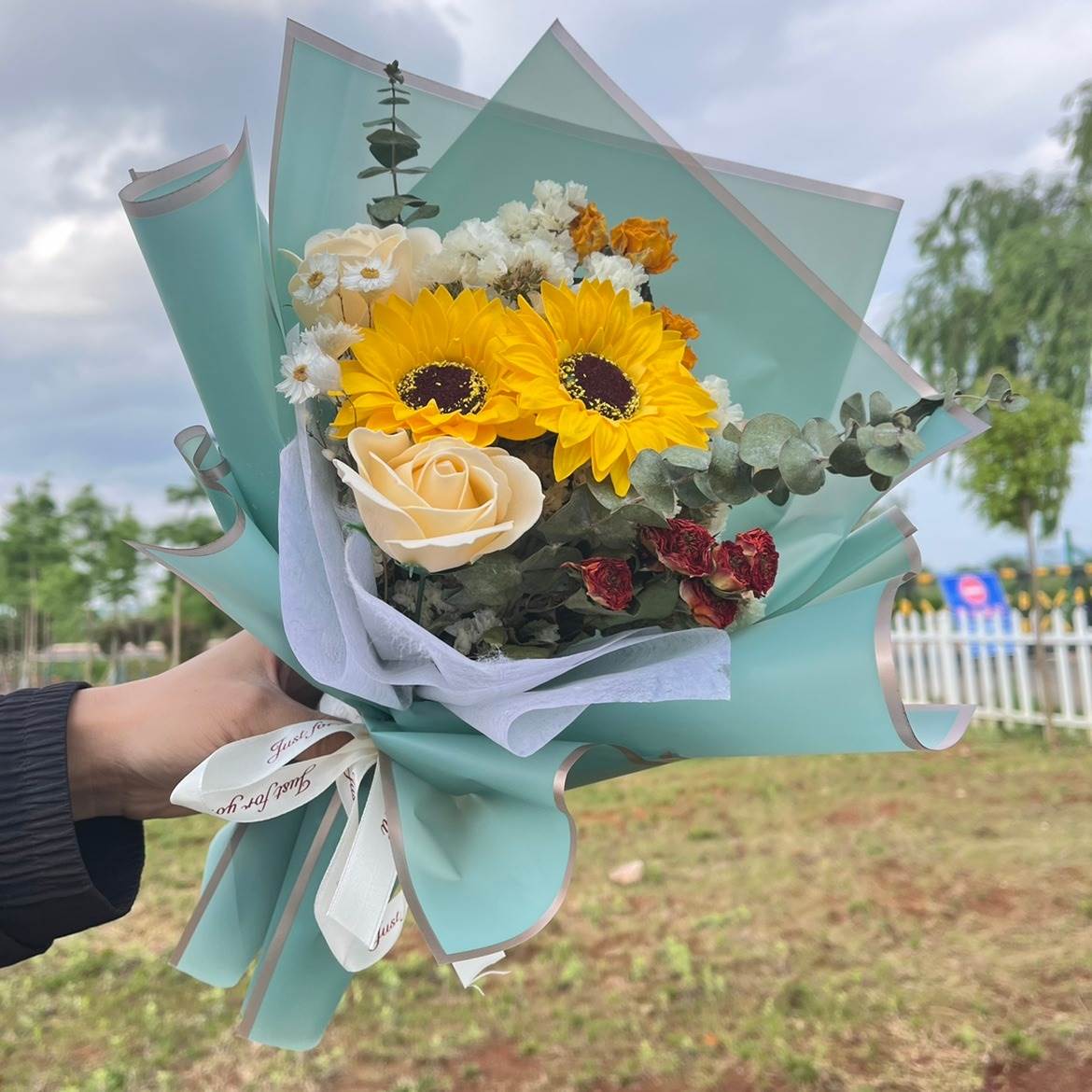 手捧玫瑰香皂花向日葵仿真花混搭干花束送男女朋友情人节目前礼物-封面