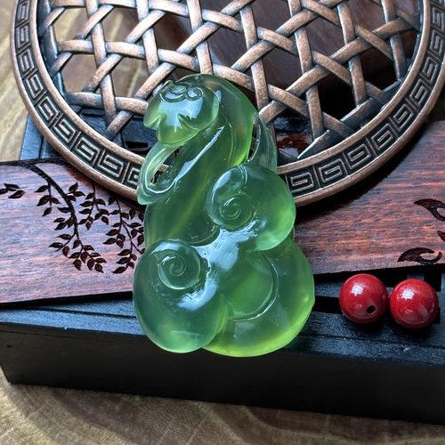 天然岫玉180油绿如意吊坠保真