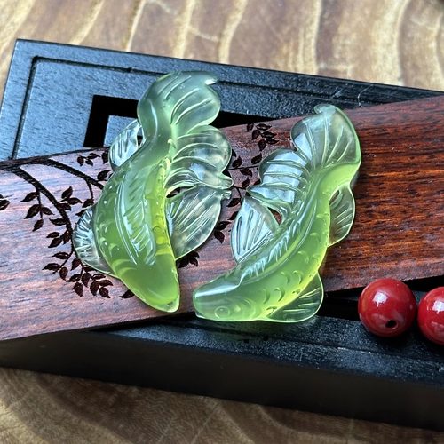 天然岫玉黄绿双鱼吊坠保真通透