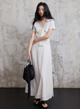 贰羊设计【晚意】高级感蕾丝V领白色连衣裙女法式a字修身扭结长裙