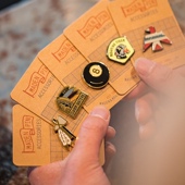 饰品男 包装 马登工装 复古印第安防珐琅蝴蝶扣胸针配饰徽章别针服装