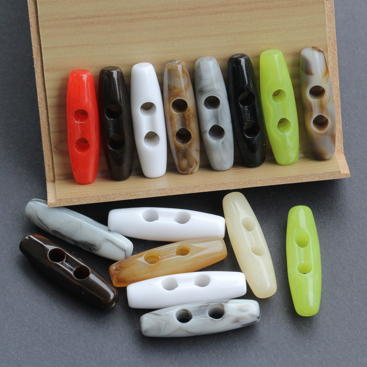 厂家直销高档亚克力橄榄形大衣