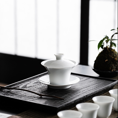 Sweet white porcelain with three talents, covered bowl, thi