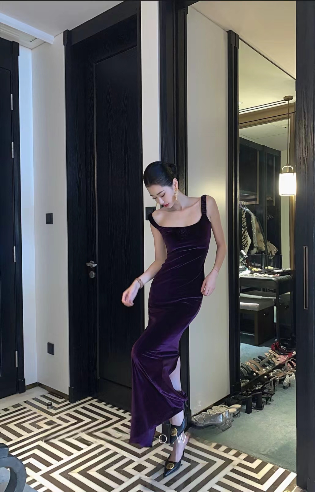 粉娇娘高级感御姐风胸前花朵吊带修身聚会礼服金丝绒长款连衣裙女